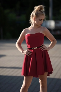Sukienka Betty bordowa - krótka z małym trenem i odkrytymi ramionami 