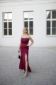 Sukienka długa gorsetowa z koronkową górą i pęknięciem na nodze  - Loren bordowa 85258